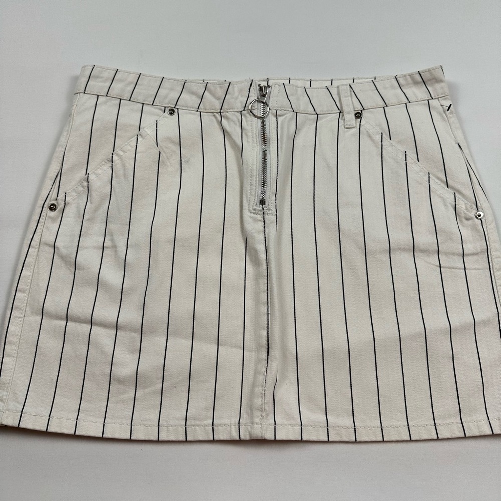 White and navy blue striped Dex mini skirt with zipper in front. Size 31